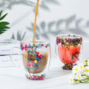 Caneca de vidro com flores